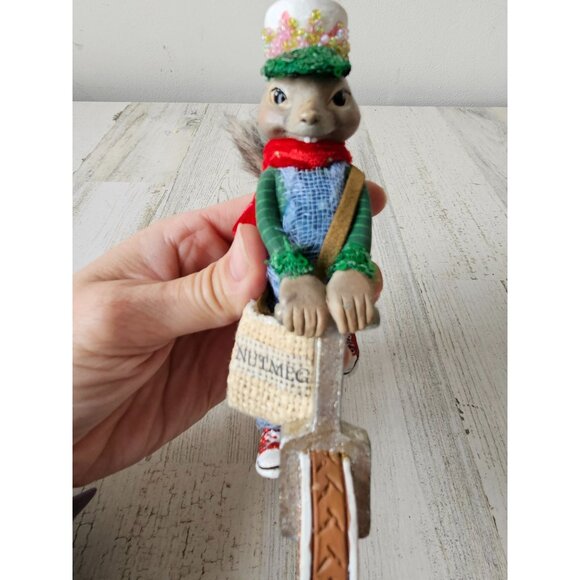 Grandin road Sugarplum sammy Squirrel nutmeg gardener farmer statue figurine Xma - Picture 2 of 10
